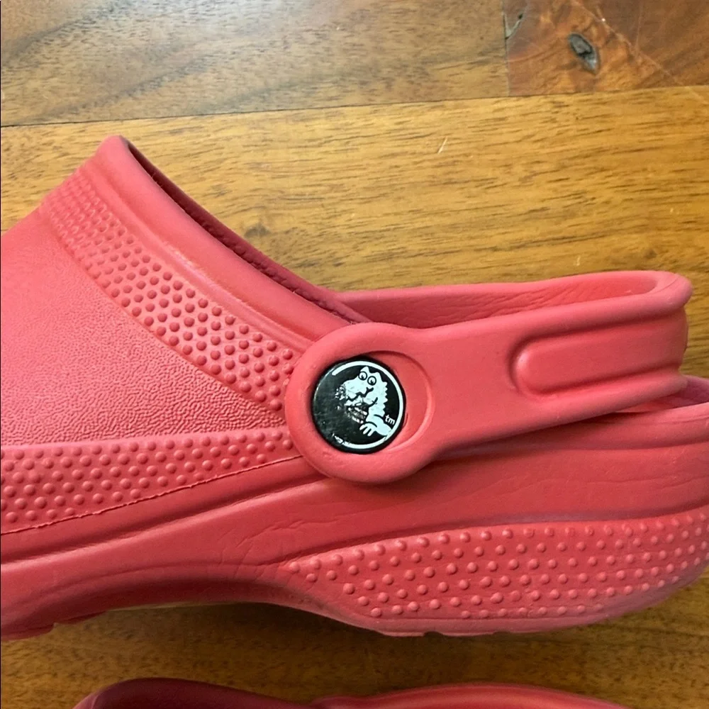 Crocs Unisex Classic Red Clogs Size Women 7 / Men 5 - Picture 5 of 8